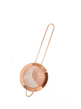 Guldfarvet fine strainer til præcis filtrering af drinks.