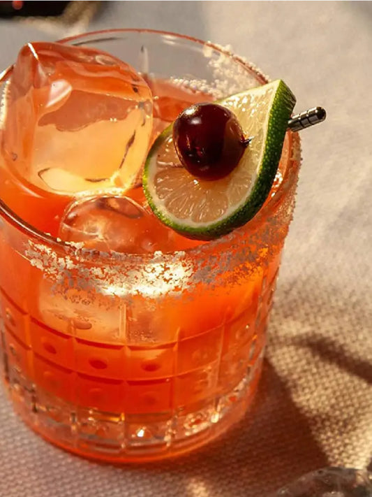 Genießen Sie die saftigen und süßen Cocktailkirschen mit Stiel in Ihren Lieblingsgetränken