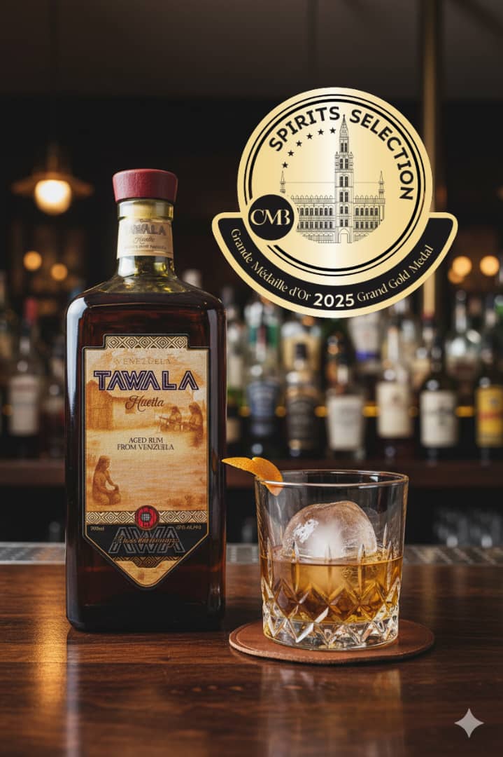 Tawala Huella rom med serveret glas og Grand Gold Medal 2025