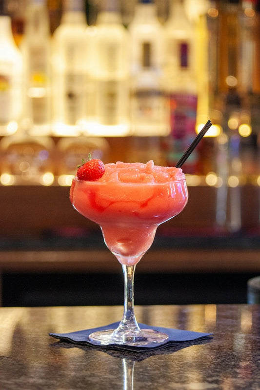 Frische Strawberry Daiquiri mit Erdbeergarnitur