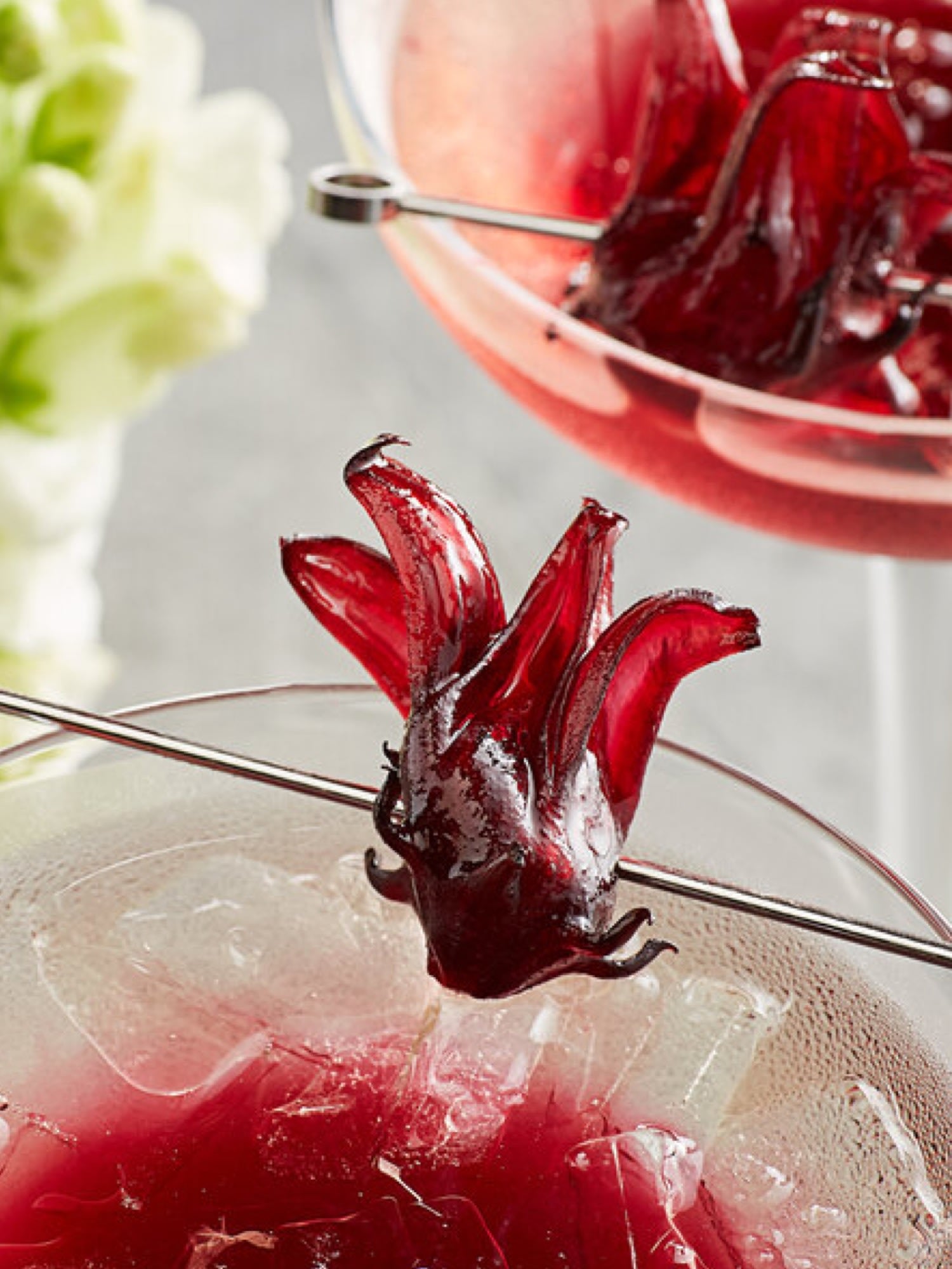 Genießen Sie den einzigartigen Geschmack von Hibiskus in Sirupform mit Rosella-Blüten.