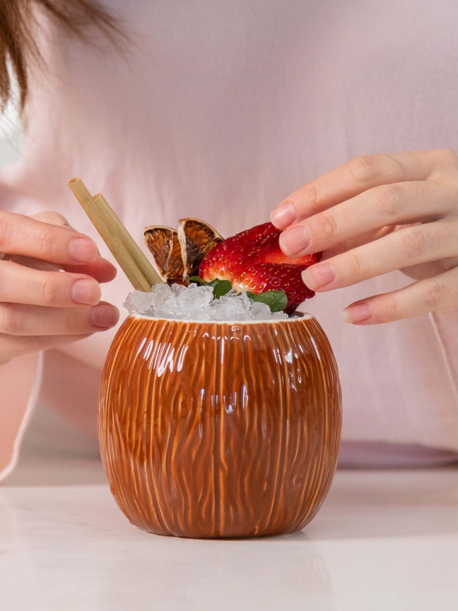 Gør dine drinks til en oplevelse med denne unikke og sjove Tiki-mugge i form af en kokosnød.