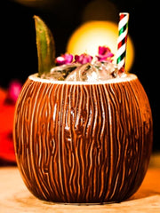 Tiki-Becher in Kokosnuss-Form - die perfekte Wahl für Ihre tropischen Cocktailpartys.