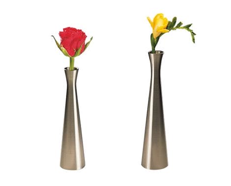 Elegant vase med metallisk finish til blomster.