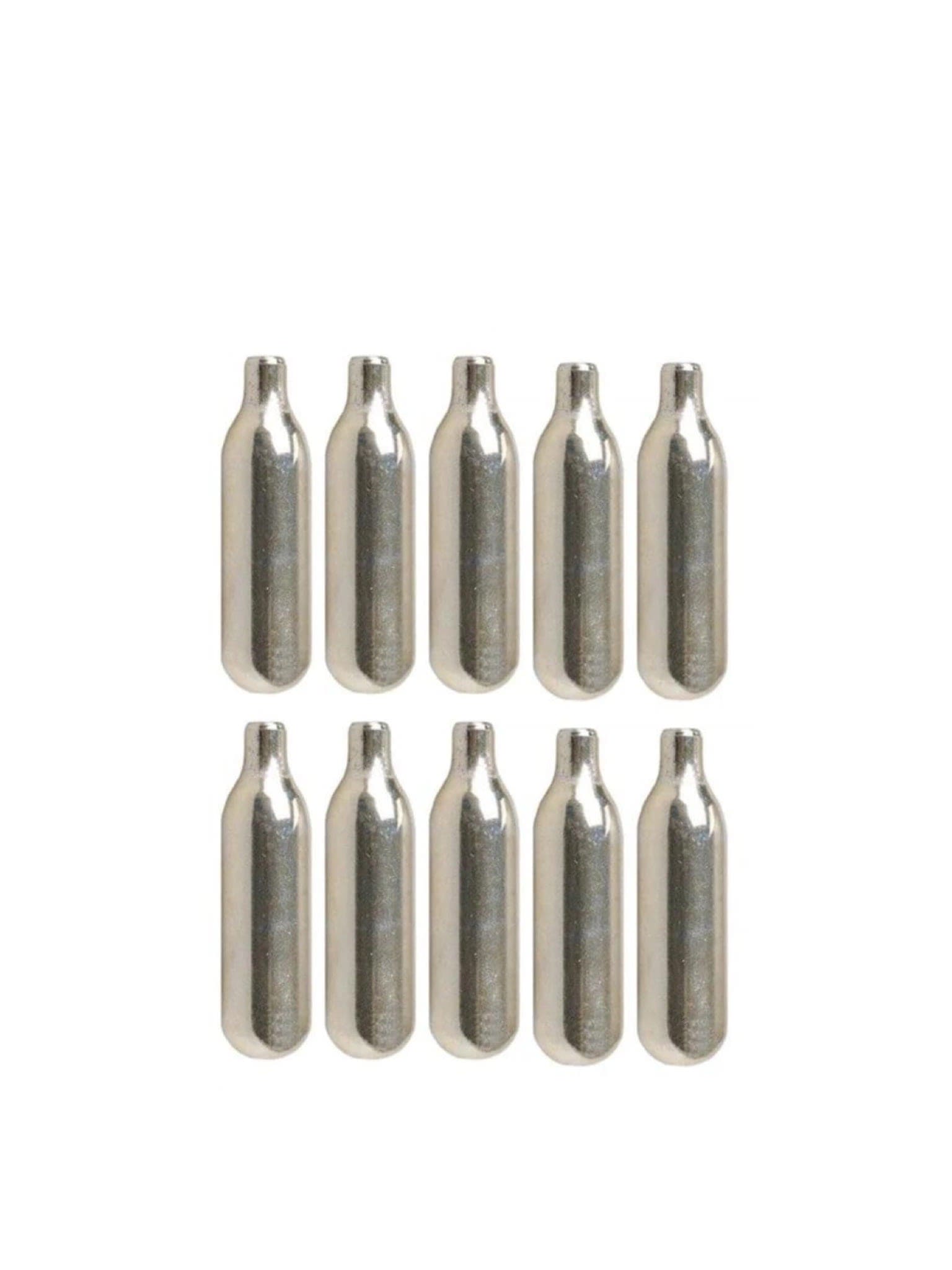 Zehn Liss Metall-Sahnekapseln auf weißem Hintergrund