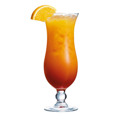 Hurricane cocktail serveret i Arcoroc Hurricane glas med is og appelsinskive – tropisk cocktailglas.