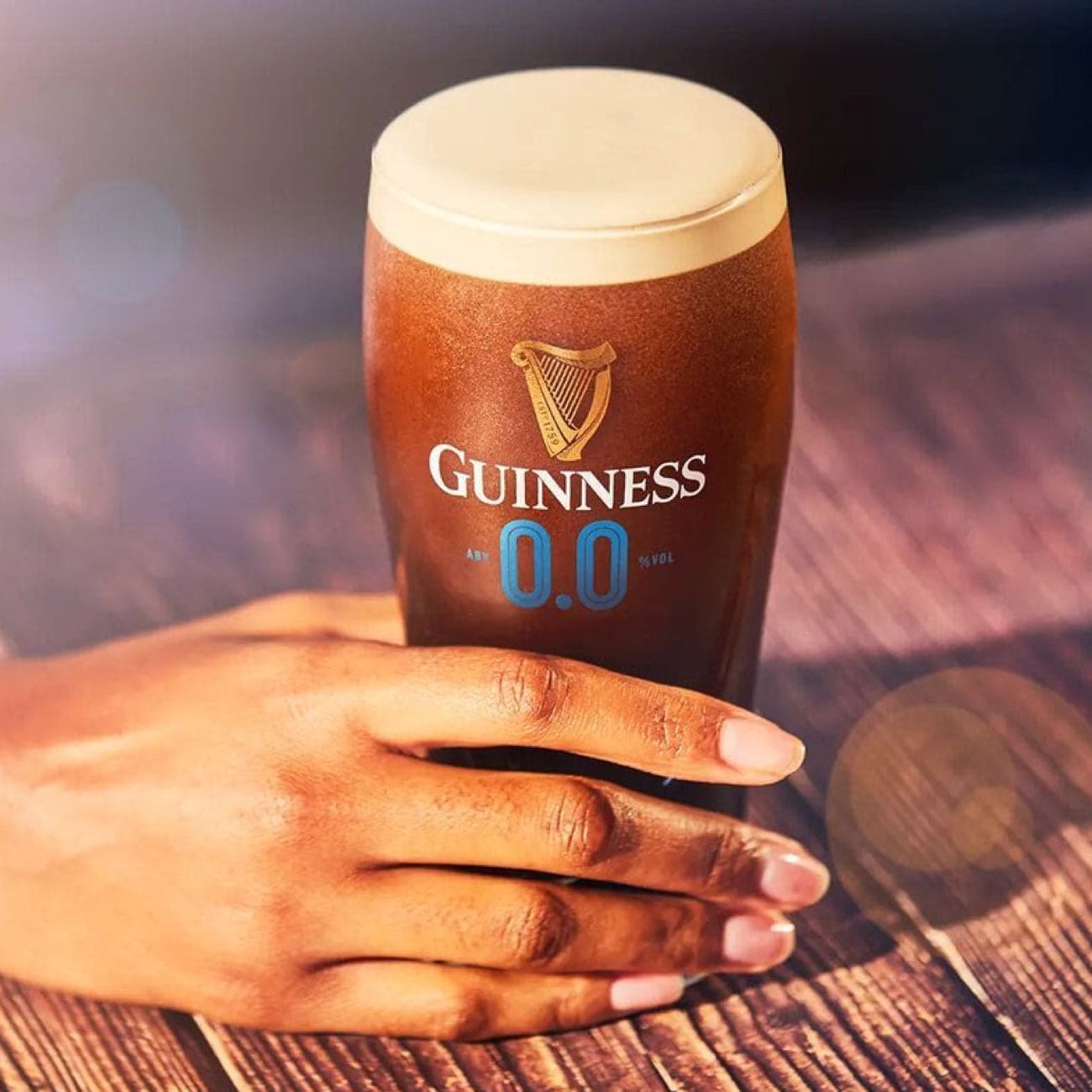 Guinness 0.0 Alkoholfri Stout – ikonisk mørk øl uden alkohol med klassisk fyldig smag og cremet skum.