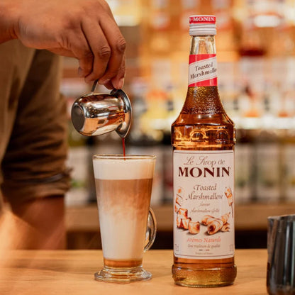 Monin Toasted Marshmallow sirup – en lækker og sød sirup, der giver den perfekte smag af ristet marshmallows, ideel til at tilføje en hyggelig og cremet note til dine varme drikke og cocktail