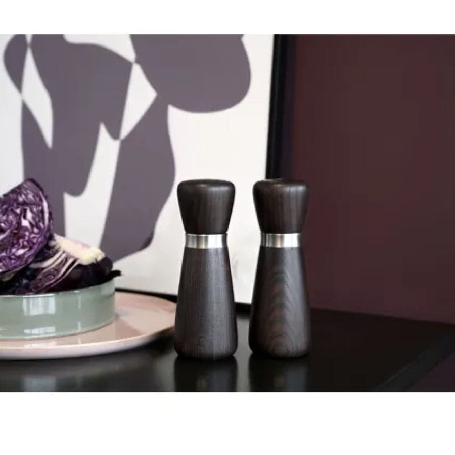 Salt- og peberkværn Kyoto fra CrushGrind – en elegant kværn i lyst egetræ med rustfri stålring, udstyret med keramisk kværnmekanisme, ideel til friskkværnet salt, peber og krydderier