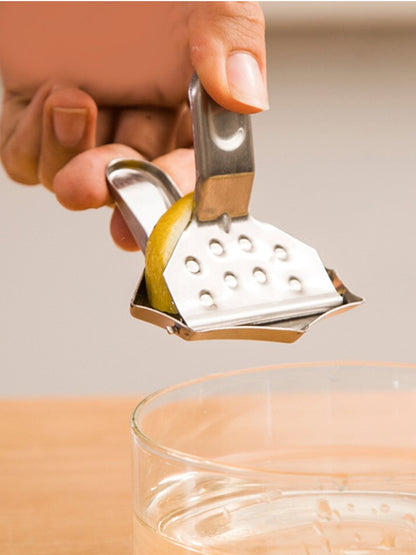 Zitronenpresse aus Edelstahl - perfekt, um Ihren Getränken eine frische Zitrusnote hinzuzufügen.