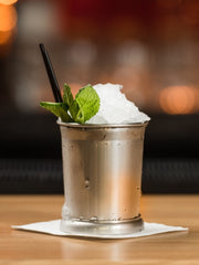 Skab autentisk sydstatsstemning med Mint Julep Cup - perfekt til bourbon-cocktails.
