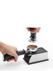 Machen Sie Ihre Kaffeeerfahrung mit diesem Tamper-Ständer professioneller und organisierter.