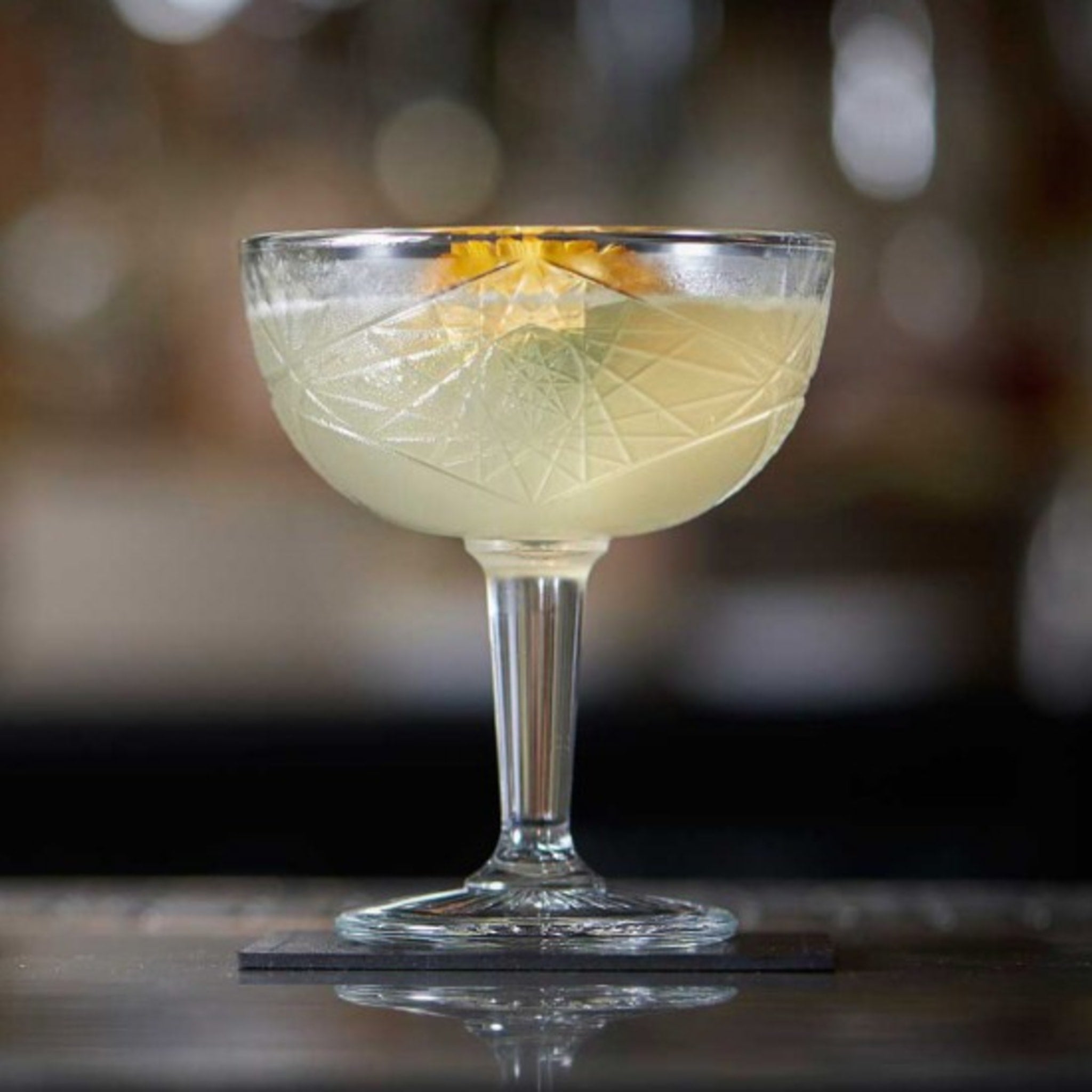 Tilføj en klassisk touch til dine cocktails med dette stilfulde coupeglas.