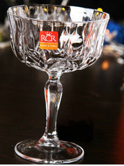 Erleben Sie ein echtes Luxusgefühl mit diesem wunderschön gestalteten Champagnerglas aus der RCR Opera-Serie.